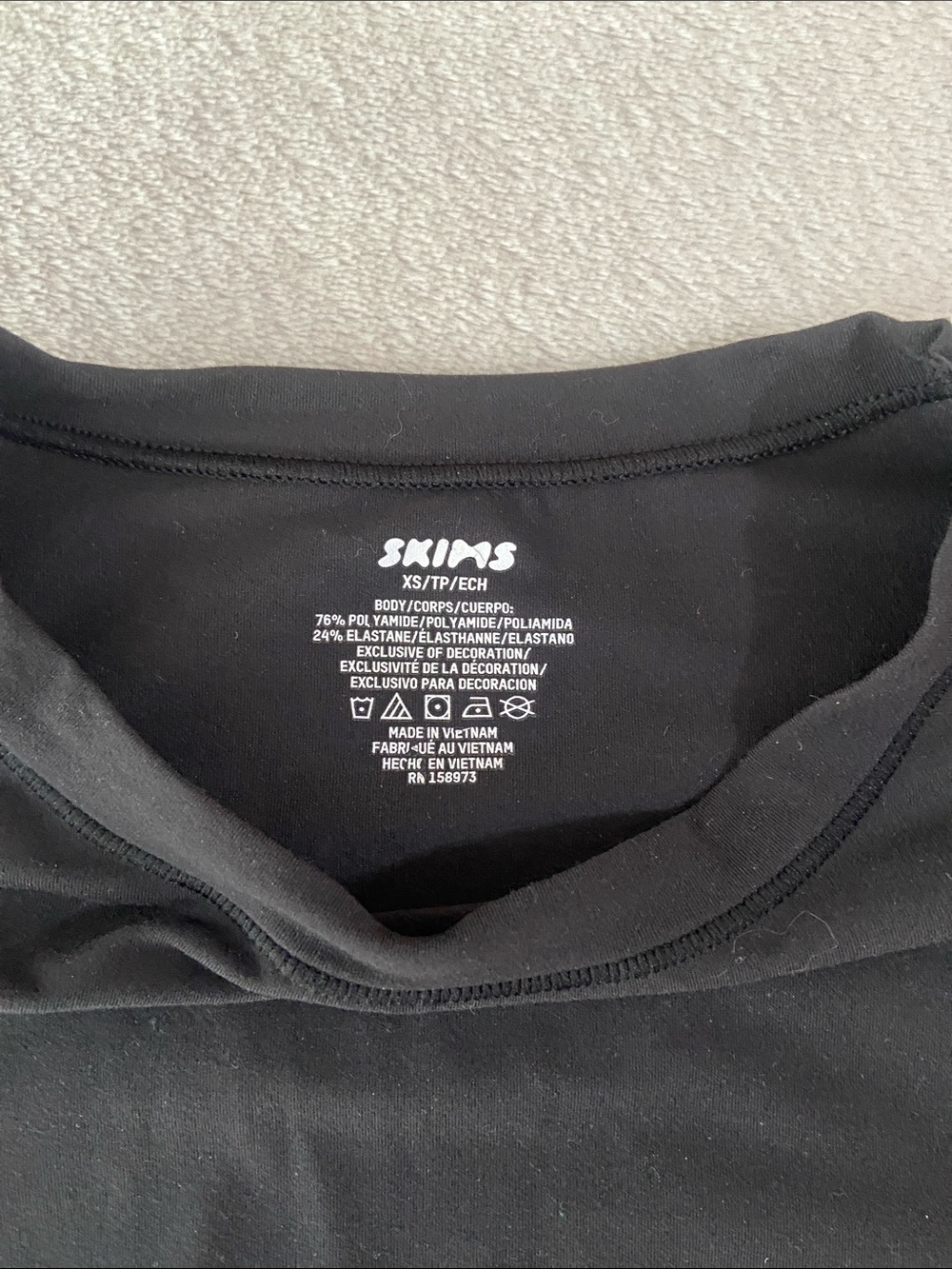 SKIMS Fits Everybody Long Sleeve T-Shirt in Onyx - Picture 8 of 8